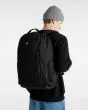 Hombre con Mochila Vans Resolute 27L color negro Unisex 