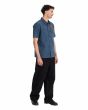 Hombre con camisa de manga corta Volcom Slab City azul lateral derecho