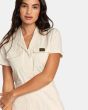 Mujer con mono largo de manga corta RVCA Recession Collection blanco cuello camisero