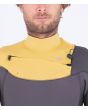 Hombre con traje de surf con cremallera en el pecho Hurley Advantage 4/3mm amarillo y gris chest zip