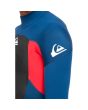 Hombre con traje de surf con cremalllera en la espalda Quiksilver Prologue 4/3mm Insignia High Risk logo hombro