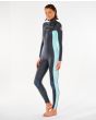 Mujer con traje de neopreno con cremallera en el pecho Rip Curl dawn Patrol 5/3mm gris lateral