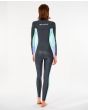 Mujer con traje de neopreno con cremallera en el pecho Rip Curl dawn Patrol 5/3mm gris posterior
