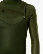 Hombre con traje de neopreno con cremallera el pecho Rip Curl Dawn Patrol Performance 5/3mm verde Chest Zip