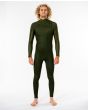 Hombre con traje de neopreno con cremallera el pecho Rip Curl Dawn Patrol Performance 5/3mm verde