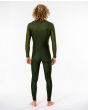 Hombre con traje de neopreno con cremallera el pecho Rip Curl Dawn Patrol Performance 5/3mm verde posterior