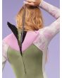 Mujer con Traje de neopreno Roxy 4/3mm Rise Back Zip color Palmed Out Light Grey cremallera