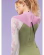 Mujer con Traje de neopreno Roxy 4/3mm Rise Back Zip color Palmed Out Light Grey espalda