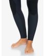 Mujer con traje de neopreno con cremallera en la espalda Roxy 5/4/3 Syncro GBS Jet Black rodilleras