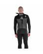 Hombre con Traje de Neopreno Volcom Modulator 4/3mm con cremallera en la espalda negro abierto
