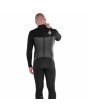Hombre con Traje de Neopreno Volcom Modulator 4/3mm con cremallera en la espalda negro posterior