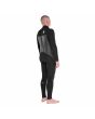 Hombre con Traje de Neopreno Volcom Modulator 4/3mm con cremallera en la espalda negro posterior derecha