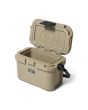 Nevera rígida portátil Yeti Roadie 8 Hard Cooler Beige Tan abierta