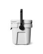 Nevera portátil rígida Yeti Roadie 8 Blanca lateral