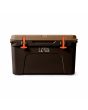 Nevera portátil rígida Yeti Tundra 45 Hard Cooler Wetlands Camo 32 Litros vista frontal con cierres T-REX en color naranja