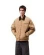 Hombre con chaqueta workwear Carhartt WIP OG Detroit Jacket Marrón Stone Canvas bolsillos