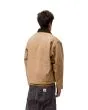 Hombre con chaqueta workwear Carhartt WIP OG Detroit Jacket Marrón Stone Canvas posterior
