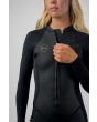 Mujer con traje de surf O'Neill Wms Bahia 2/1mm Front Zip L/S Short Spring Negro cremallera frontal