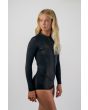 Mujer con traje de surf O'Neill Wms Bahia 2/1mm Front Zip L/S Short Spring Negro derecha