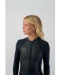 Mujer con traje de surf O'Neill Wms Bahia 2/1mm Front Zip L/S Short Spring Negro frontal