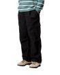 Hombre con pantalones Carhartt WIP Cole Cargo Negros lateral