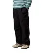 Hombre con pantalones Carhartt WIP Cole Cargo Negros lateral