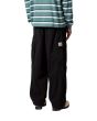 Hombre con pantalones Carhartt WIP Cole Cargo Negros posterior
