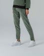 Mujer con pantalón jogger de terciopelo Lightning Bolt Seven Seas verde lateral