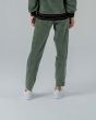 Mujer con pantalón jogger de terciopelo Lightning Bolt Seven Seas verde posterior