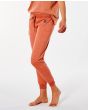 Mujer con pantalón de Chándal Rip Curl Surfers Original Naranja lateral