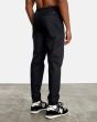Hombre con pantalón de chándal RVCA VA Sport Spectrum Cuffed negro derecha