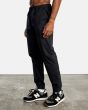 Hombre con pantalón de chándal RVCA VA Sport Spectrum Cuffed negro izquierda