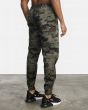 Hombre con pantalón de chándal RVCA VA Sport Spectrum Cuffed camuflaje bolsillo posterior