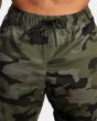 Hombre con pantalón de chándal RVCA VA Sport Spectrum Cuffed camuflaje cordón