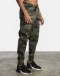 Hombre con pantalón de chándal RVCA VA Sport Spectrum Cuffed camuflaje derecha