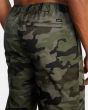 Hombre con pantalón de chándal RVCA VA Sport Spectrum Cuffed camuflaje etiqueta