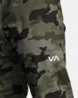 Hombre con pantalón de chándal RVCA VA Sport Spectrum Cuffed camuflaje logo