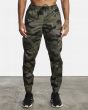 Hombre con pantalón de chándal RVCA VA Sport Spectrum Cuffed camuflaje