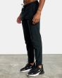 Hombre con pantalón de chándal RVCA VA Sport Yogger II Negro izquierda