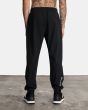 Hombre con pantalón de chándal RVCA VA Sport Yogger II Negro posterior