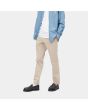 Hombre con Pantalón Chino Carhartt WIP Sid Pant Wall beige lateral