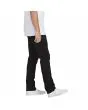 Hombre con pantalón chino Volcom Frickin Slim negro lateral