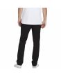 Hombre con pantalón chino Volcom Frickin Slim negro posterior