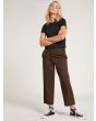 Mujer con Pantalón Chino Volcom Whawhat marrón frontal