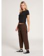 Mujer con Pantalón Chino Volcom Whawhat marrón lateral