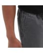 Hombre con pantalón corto holgado elástico Vans Range Salt Wash gris bolsillo lateral