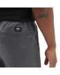 Hombre con pantalón corto holgado elástico Vans Range Salt Wash gris etiqueta