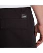 Hombre con pantalón corto Volcom March Cargo Negro bolsillo