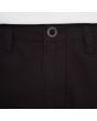 Hombre con pantalón corto Volcom March Cargo Negro botón