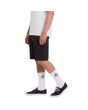 Hombre con pantalón corto Volcom March Cargo Negro lateral 